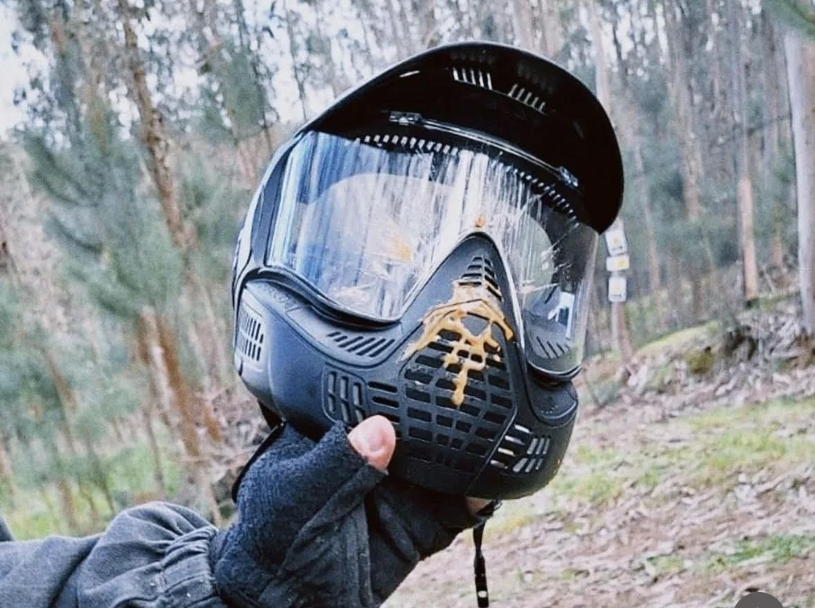 Máscara de paintball com tinta